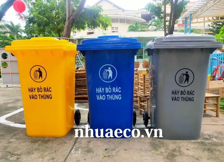Thùng rác phân loại chịu nắng mưa, hạn chế phai màu.