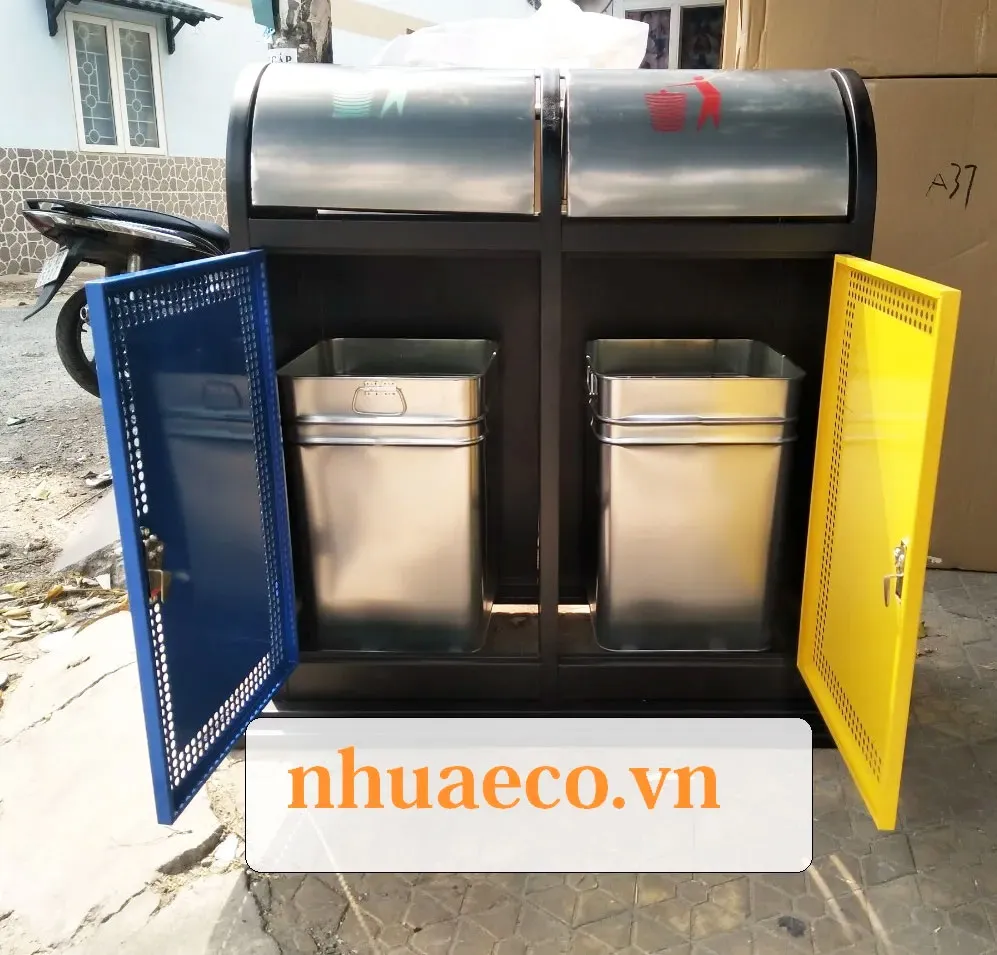 Thùng rác phân loại tại Green Eco thiết kế hiện đại.