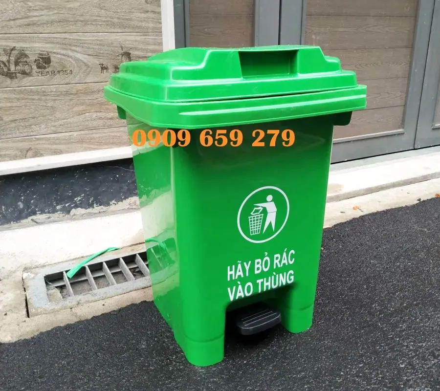 Thùng rác nhựa được thiết kế với nắp đậy chắc chắn giúp ngăn mùi hôi phát tán.