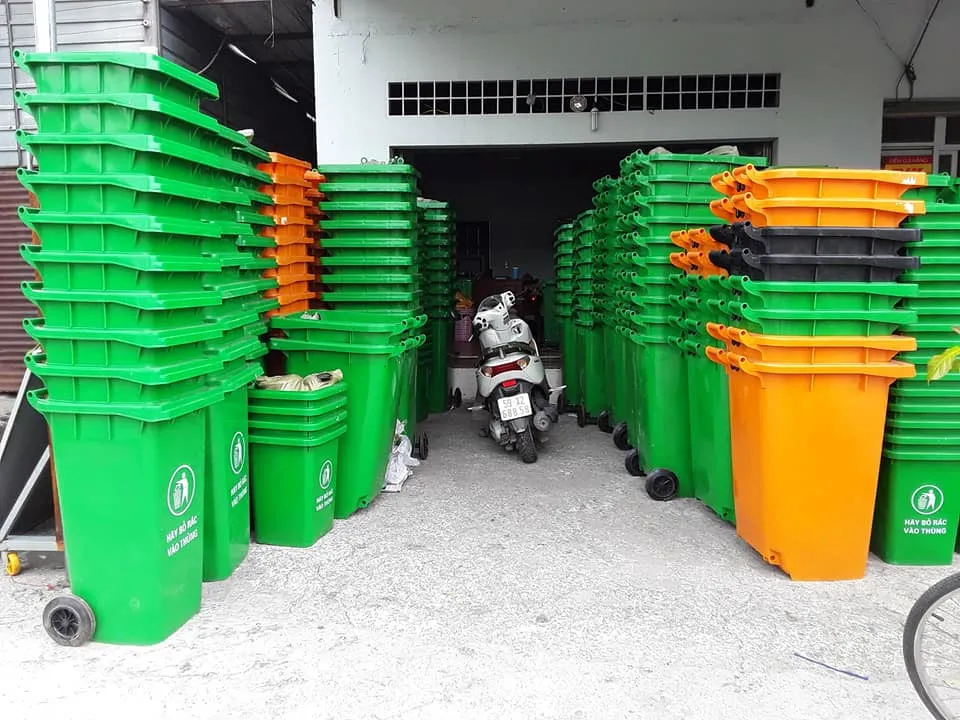 Thùng rác nhựa Green Eco có thiết kế hiện đại, màu sắc hài hòa.