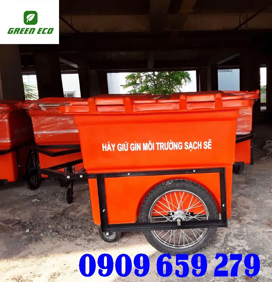 Thùng rác nhựa có bánh xe giúp di chuyển dễ dàng.