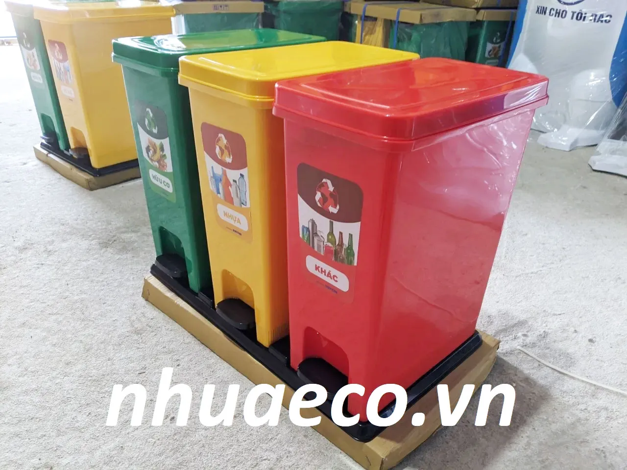 Thùng rác phân loại tại Green Eco được thiết kế hiện đại và thẩm mỹ.