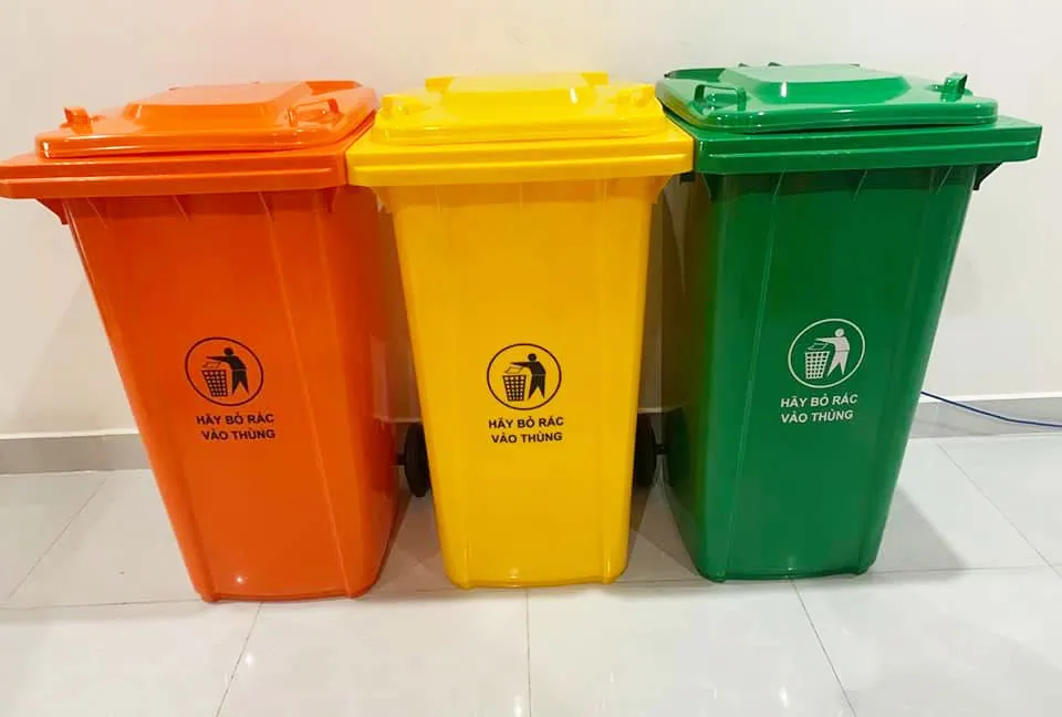 Thùng rác phân loại tại Green Eco được thiết kế theo màu sắc hoặc ký hiệu riêng biệt.