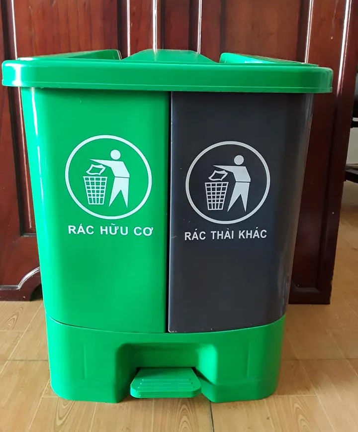 Thùng rác phân loại được sản xuất từ nhựa HDPE giúp chống va đập tốt.