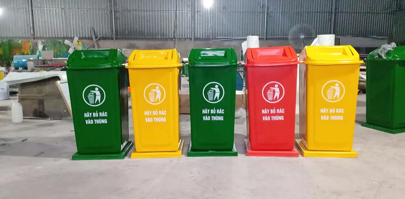 Thùng rác phân loại được thiết kế với nhiều ngăn hoặc nhiều màu sắc.
