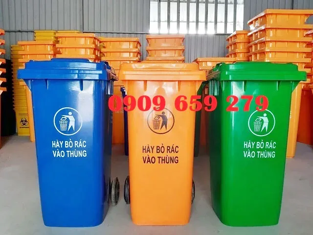 Thùng rác phân loại được thiết kế với nhiều màu sắc khác nhau.