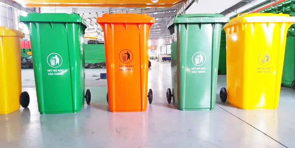 Thùng rác phân loại có màu sắc hài hòa, kiểu dáng đẹp mắt.