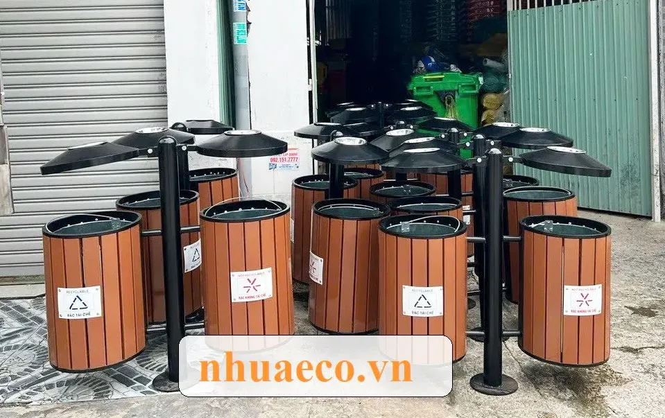 Thùng rác gỗ treo 2 ngăn - Chống ăn mòn, chống cháy, chống sâu mọt, không độc hại, dễ lau chùi.