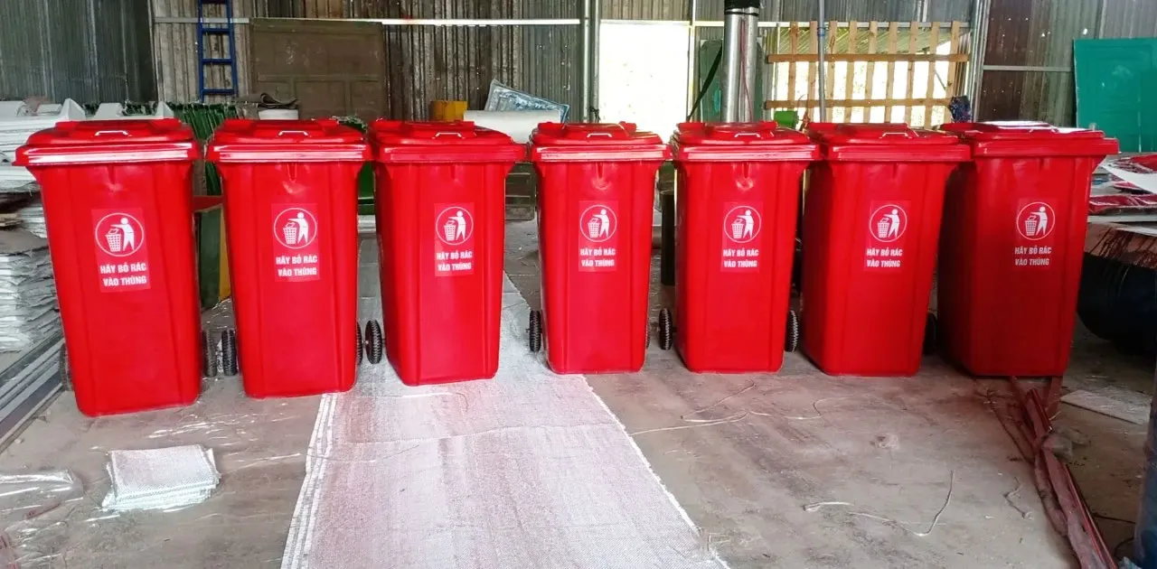 Thùng rác nhựa HPDE 120 lít màu đỏ.