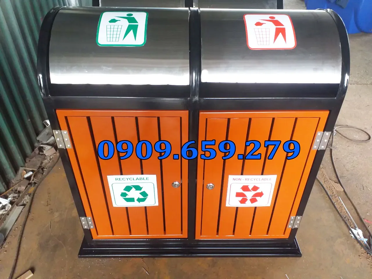 Thùng rác phân loại đặt dọc vỉa hè 2 ngăn.