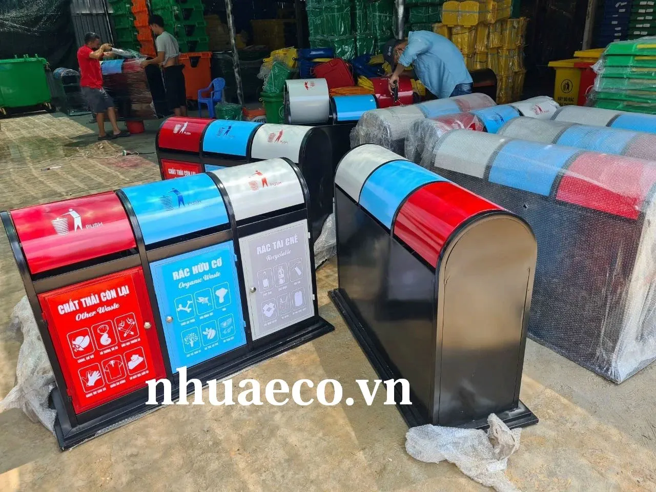 Mỗi ngăn thường được đánh dấu bằng màu sắc.