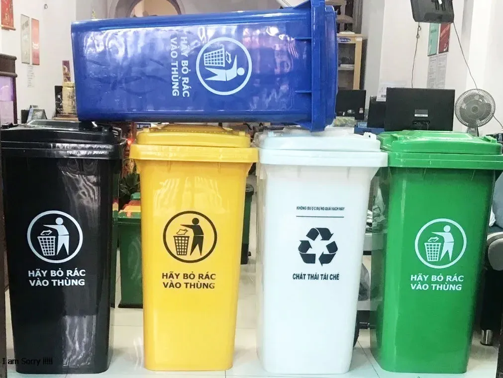 Thùng rác công cộng 120 lít được thiết kế có nắp đậy kín, có công dụng chống bốc mùi hôi rác, hạn chế gây khó chịu cho người xung quanh, đảm bảo vệ sinh, cũng như sự bu bám ruồi nhặng.