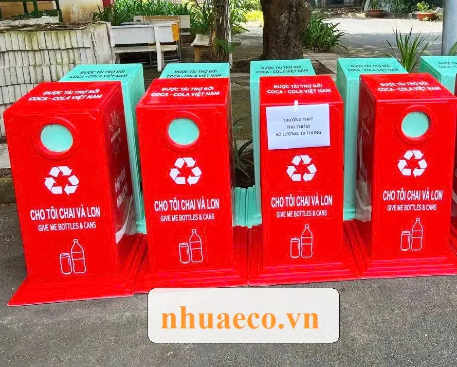 Thùng rác phân loại là thiết bị được thiết kế với nhiều ngăn riêng biệt nhằm thu gom các loại chất thải khác nhau.