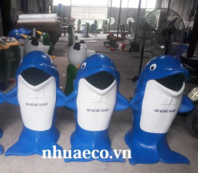 Lan tỏa thông điệp sống xanh từ trường học với thùng rác nhựa hình thú Green Eco