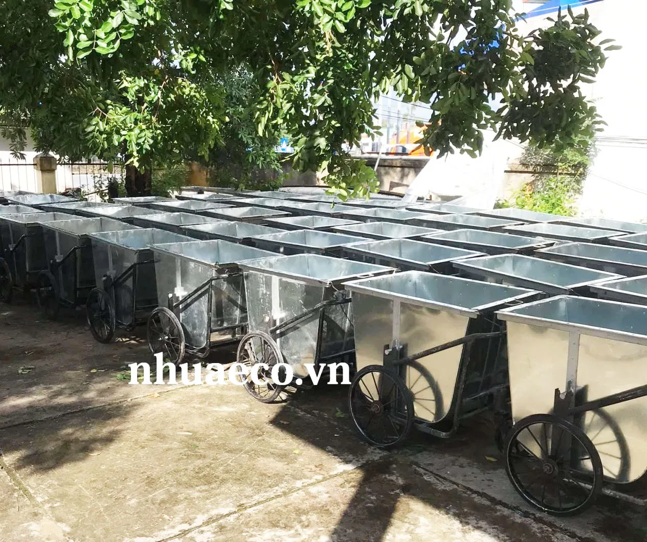 Xe gom rác đẩy tay 500 lít ống kẽm 3 bánh.