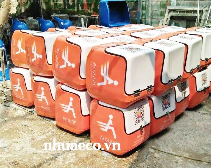 Thùng nhựa chở hàng sau xe máy.