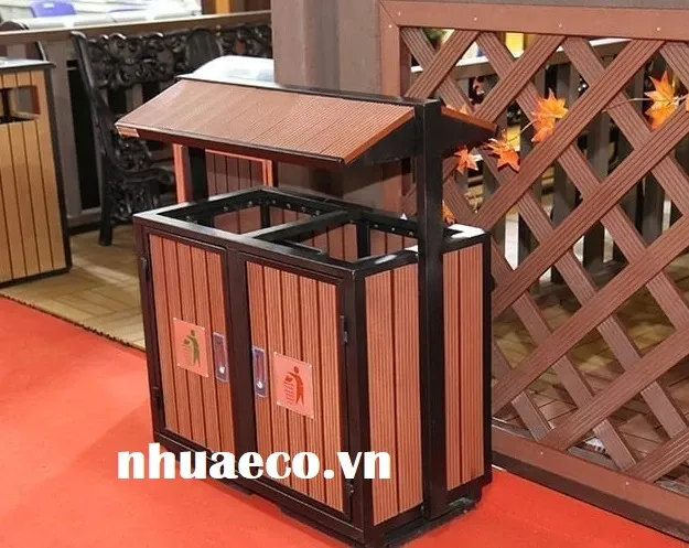 Thùng rác đôi ngoài trời giả gỗ.