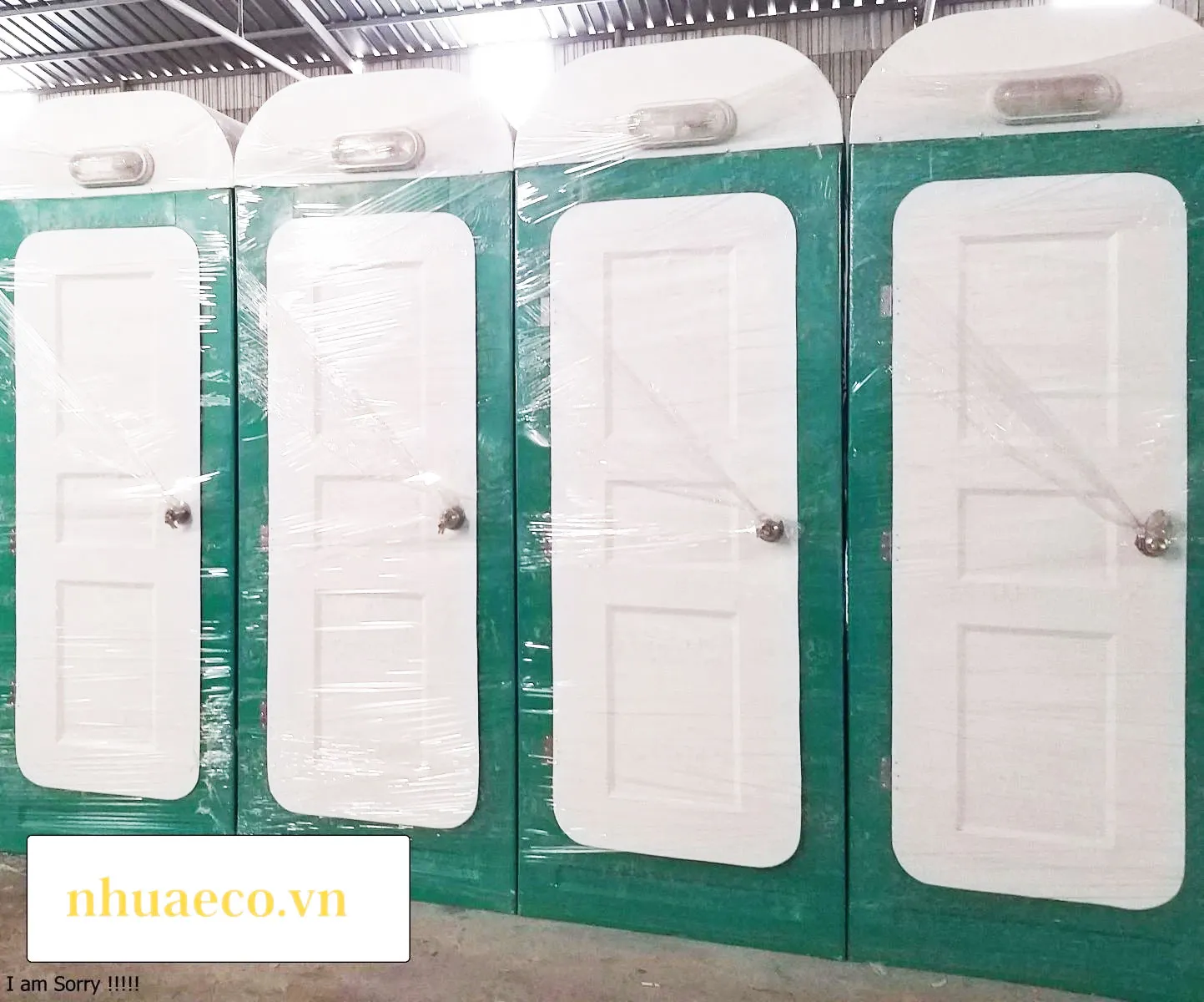 Nhà vệ sinh di động buồng đơn nhỏ gọn, tiết kiệm nước.