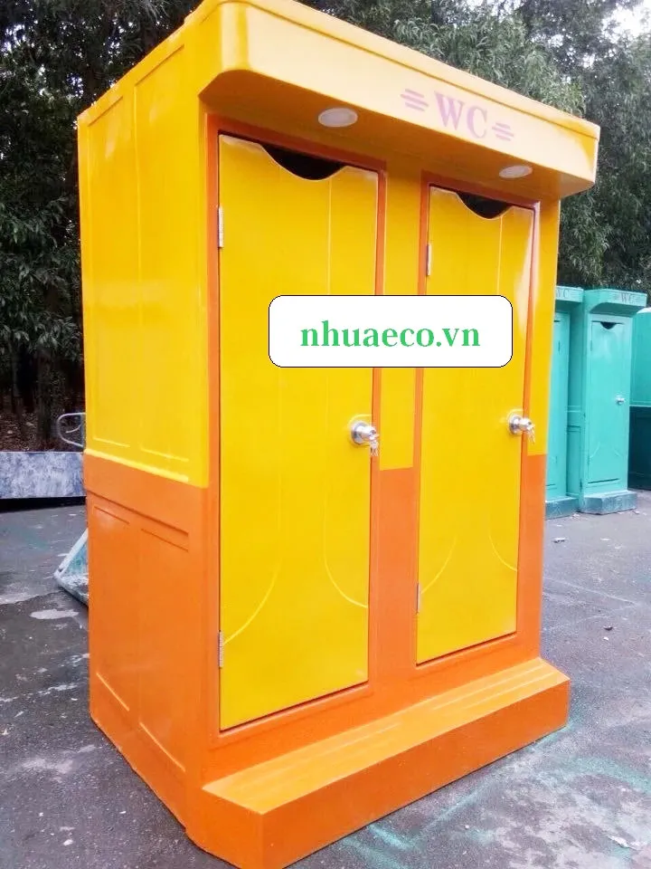 Nhà vệ sinh đôi di động đầy đủ tiện nghi.