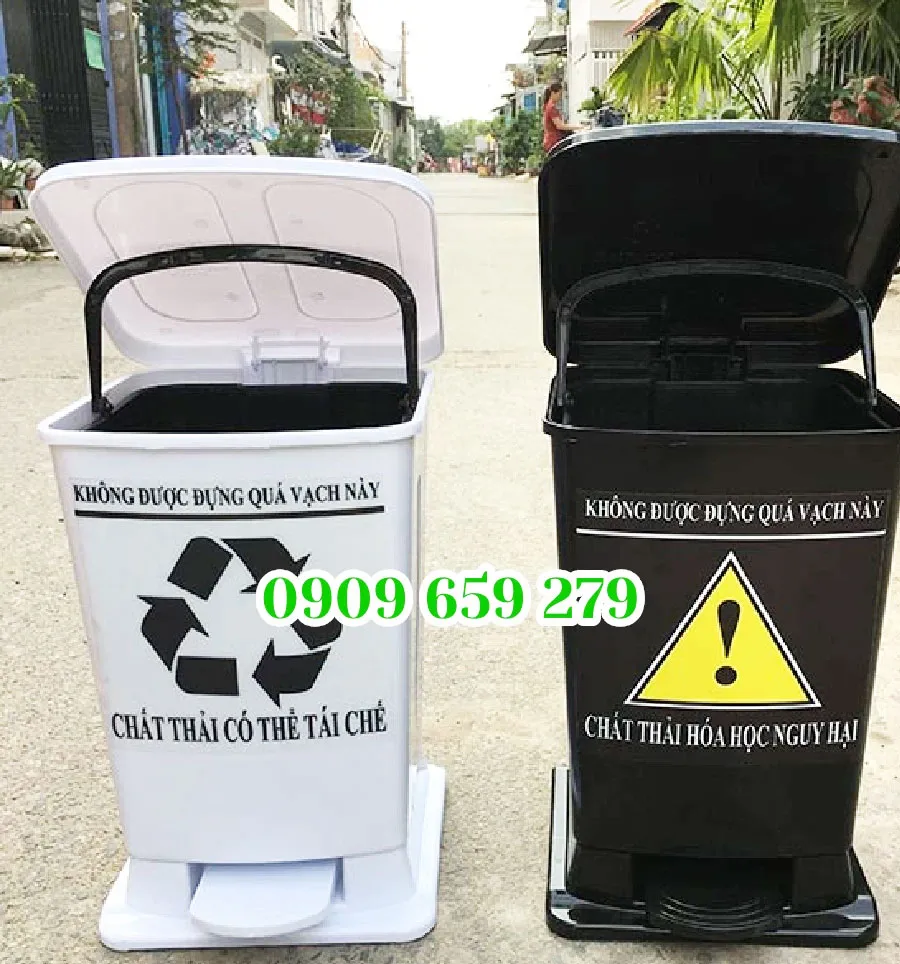 Thùng đựng rác 15L màu trắng.