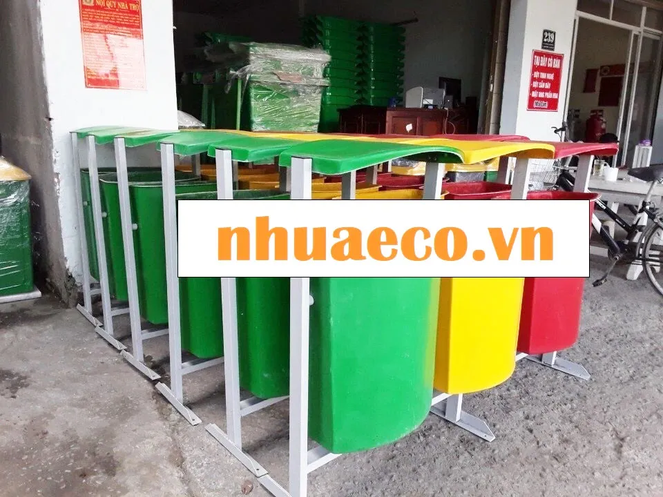 Thùng rác nhựa composite treo 3 siêu bền, chắc chắn.