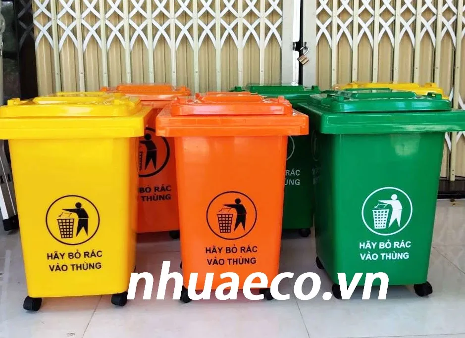 Thùng rác nhựa 60L 4 bánh xe thuận tiện di chuyển.