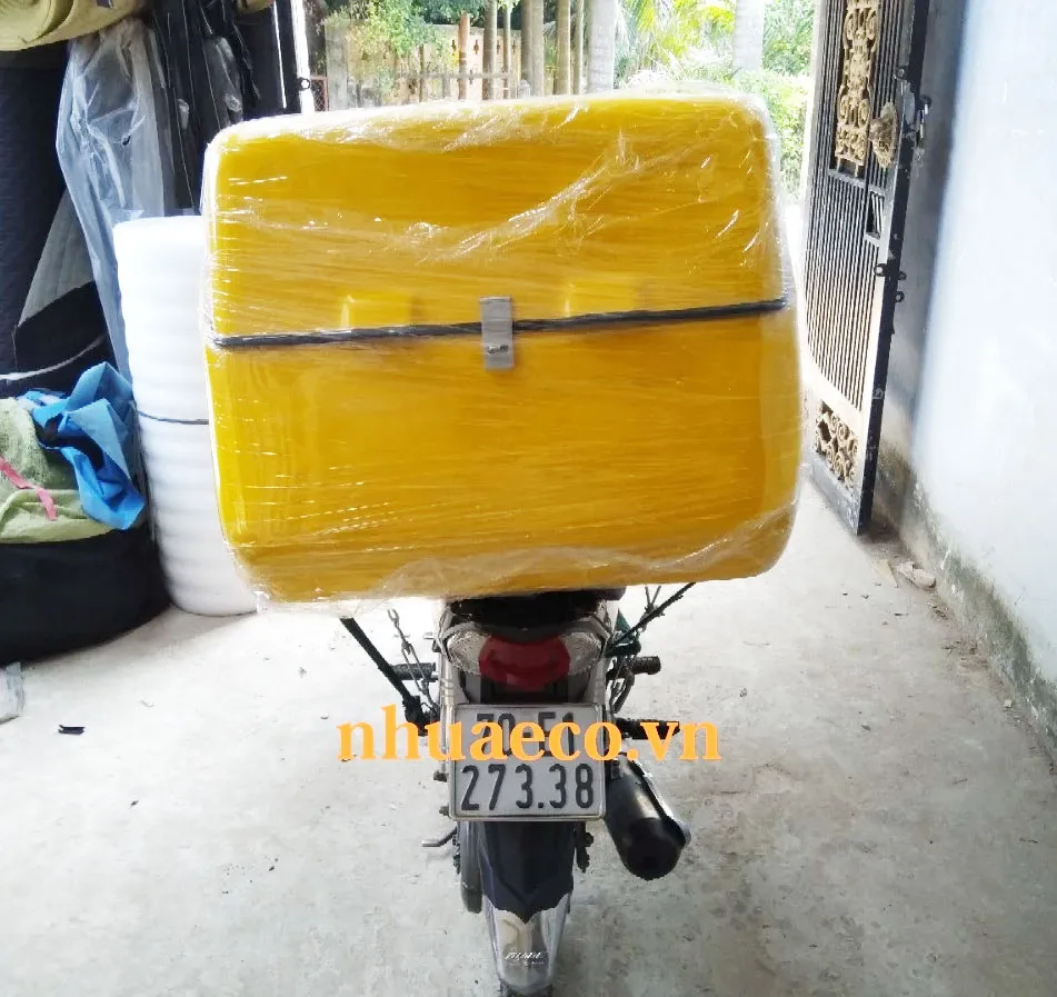 Thùng chở hàng sau xe máy.