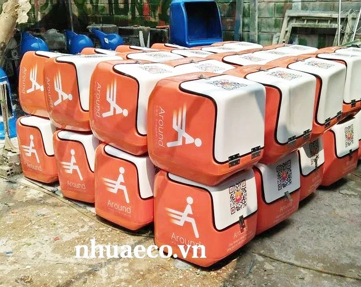 Thùng nhựa chở hàng sau xe máy.