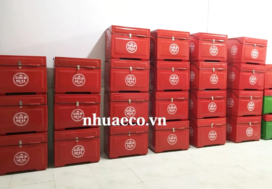 Thùng nhựa chở hàng màu đỏ.