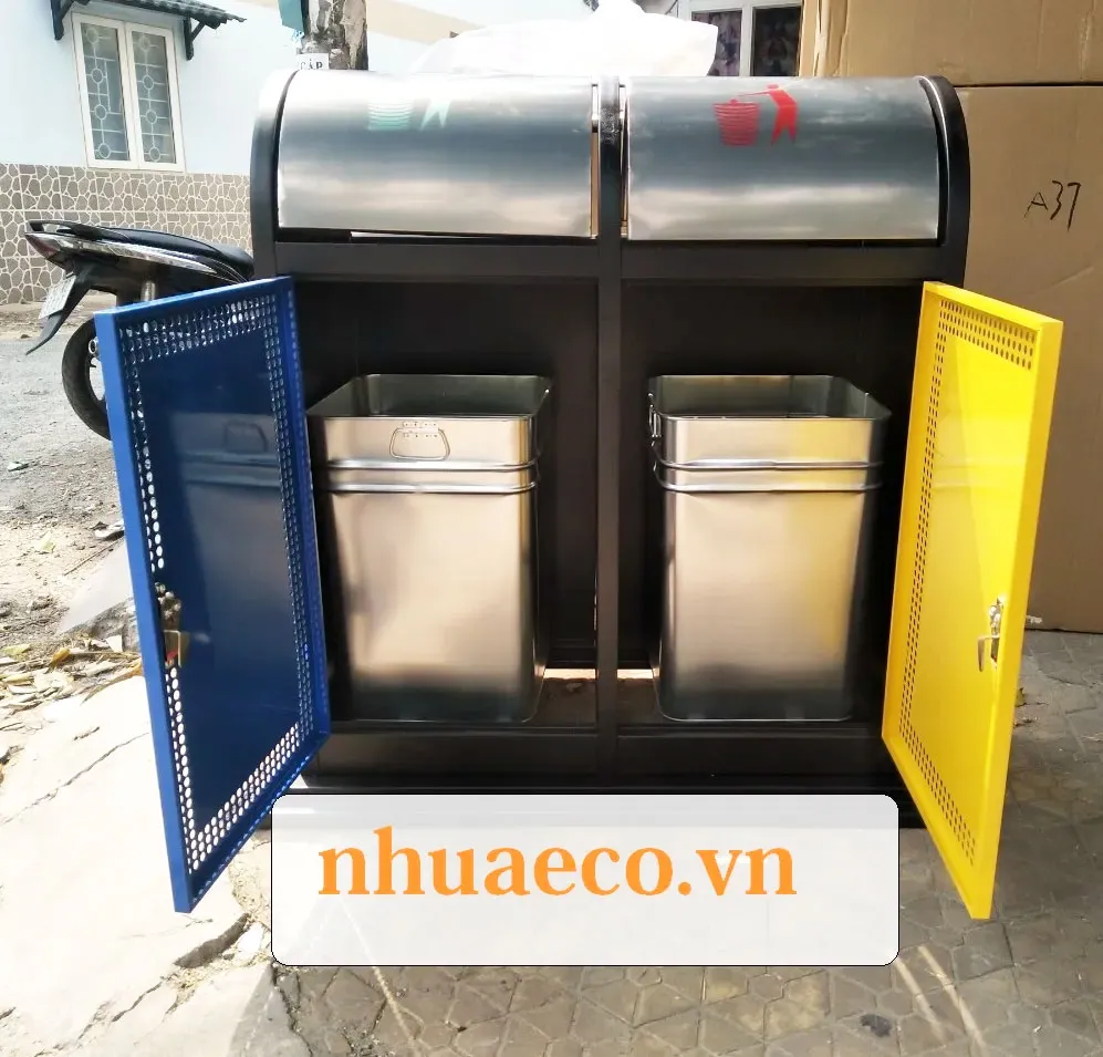 Thùng rác ngoài trời 2 ngăn thép xanh vàng.