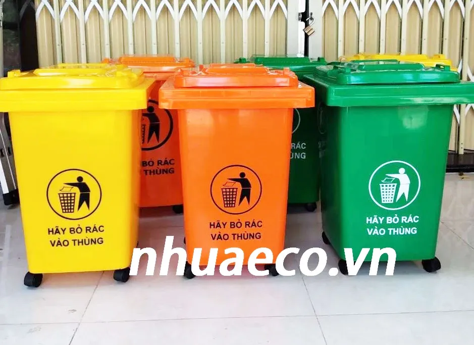 Thùng rác nhựa 60L 4 bánh xe thuận tiện di chuyển.