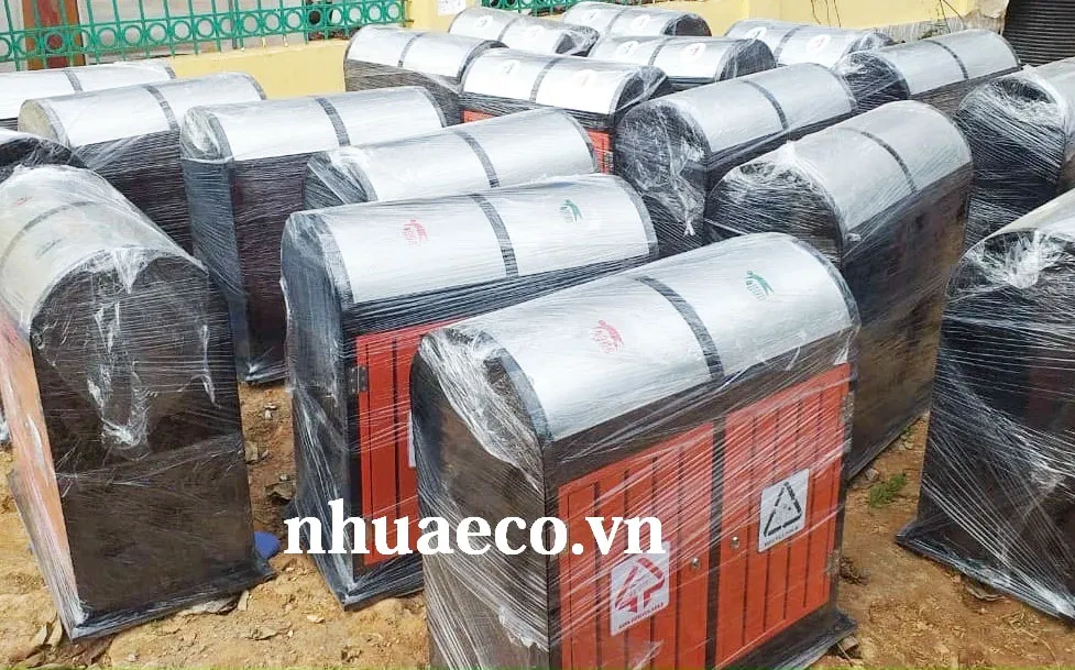 Thùng rác đôi thu gom rác gọn gàng, sạch sẽ.