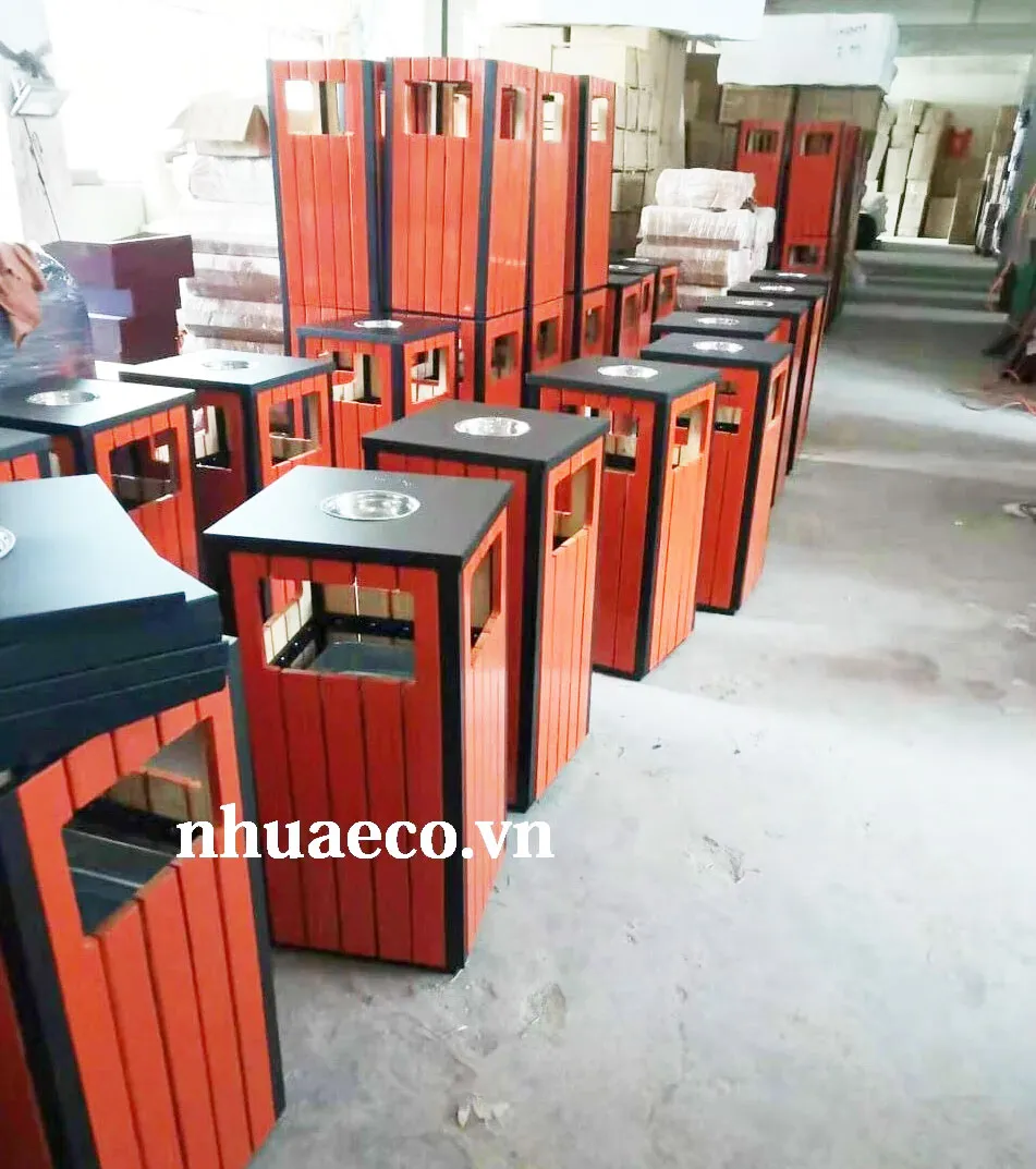 Thùng rác ngoài trời đơn giả gỗ có gạt tàn.