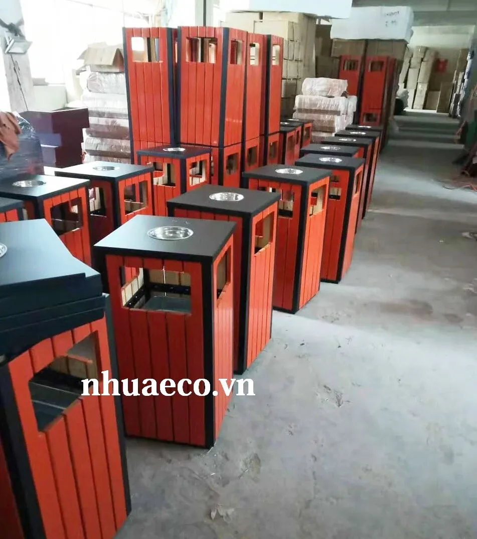 Thùng rác ngoài trời đơn giả gỗ có gạt tàn.