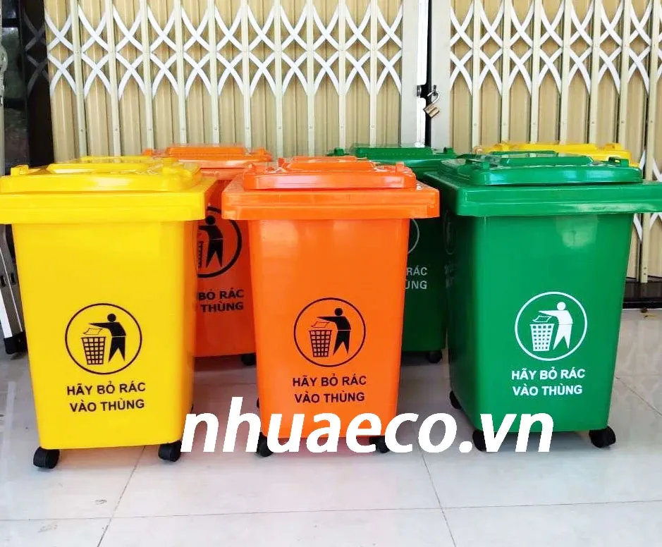 Thùng rác nhựa 60L 4 bánh xe thuận tiện di chuyển.
