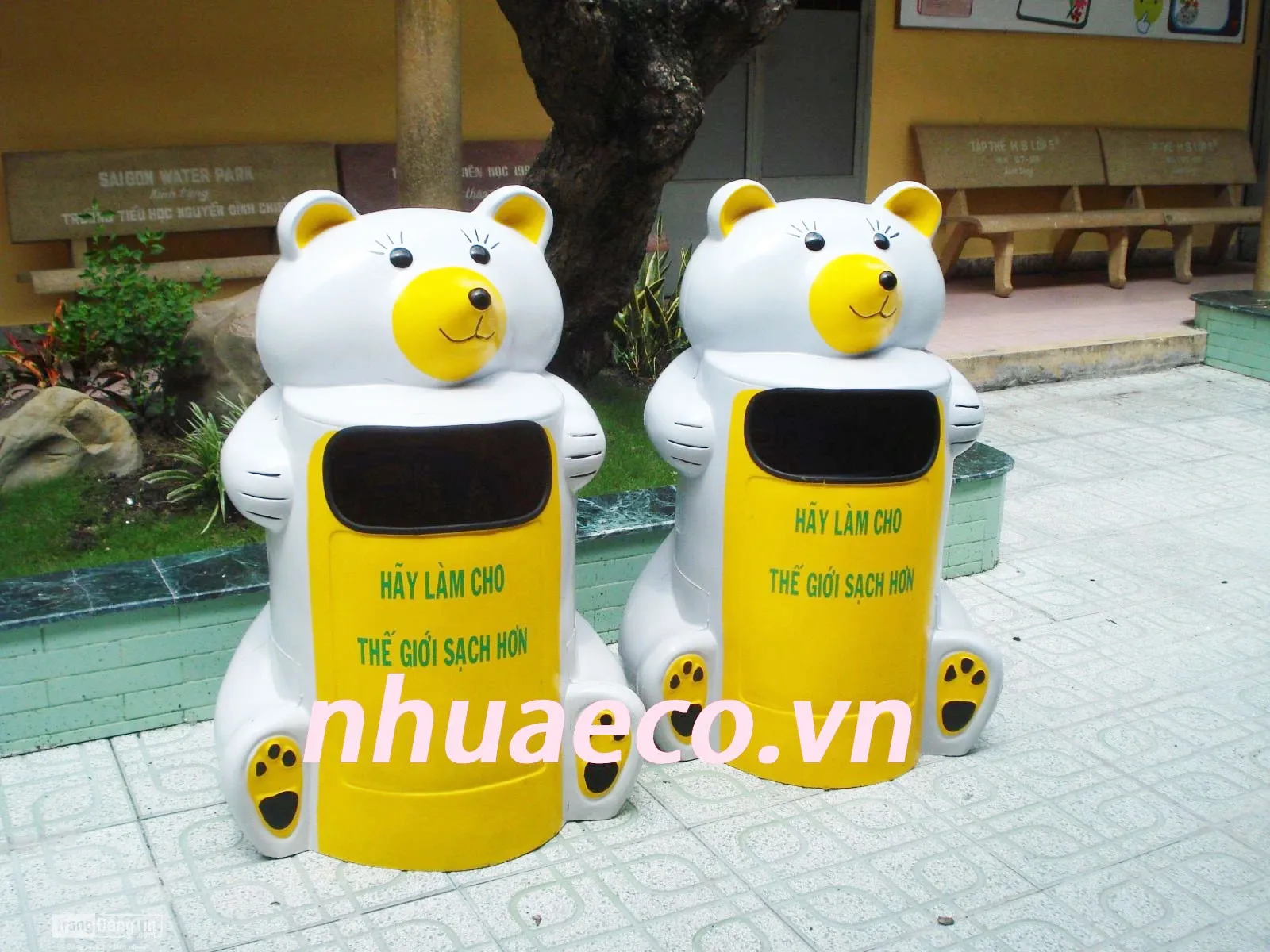 Thùng rác thú hình gấu trúc bằng nhựa composite.
