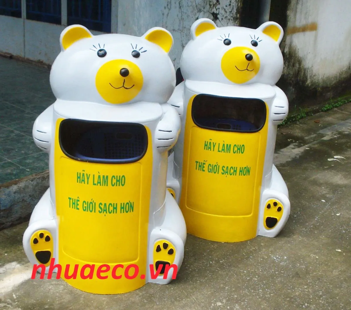 Thùng rác nhựa composite hình con chuột đặt tại công viên.