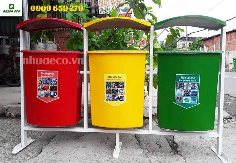 Thùng rác treo 3 ngăn có mái che.