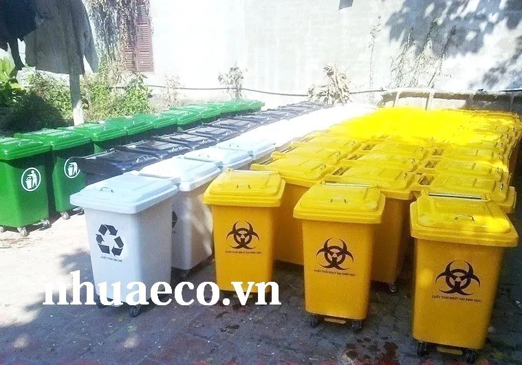 Thùng rác y tế màu trắng 60L chứa chất thải tái chế.