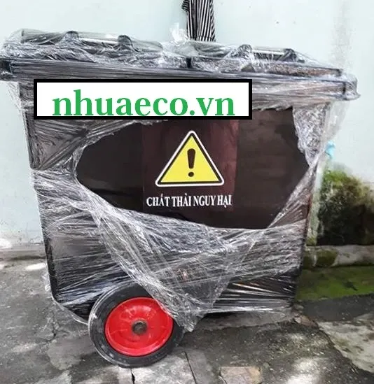 Xe thu gom rác 660l màu đen có logo cảnh báo.