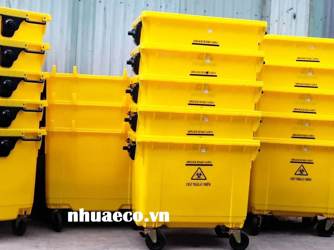 Thùng rác nhựa lớn 660 lít màu vàng nắp kín 4 bánh xe.