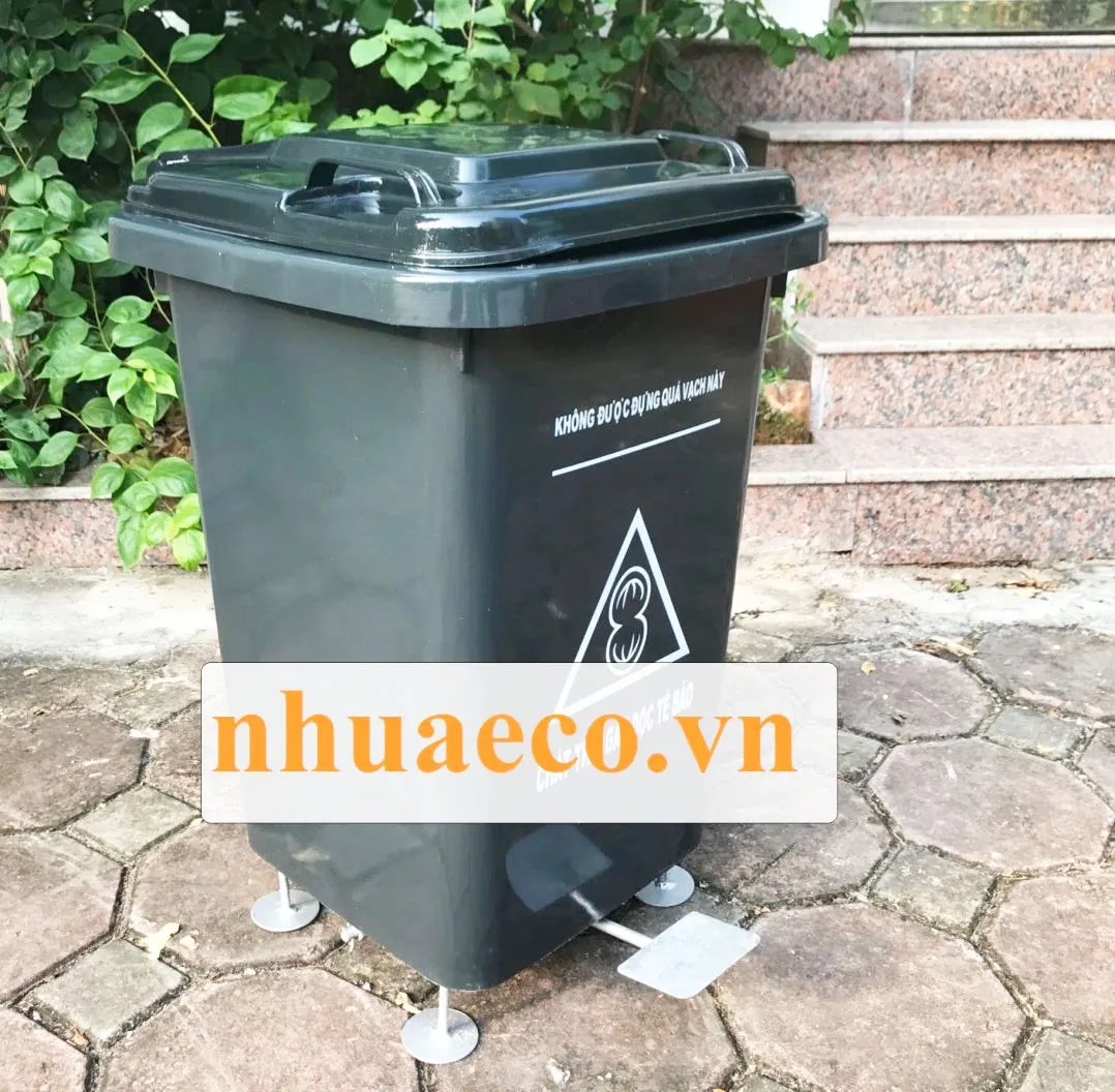 Thùng rác 60L composite y tế màu đen đạp chân.