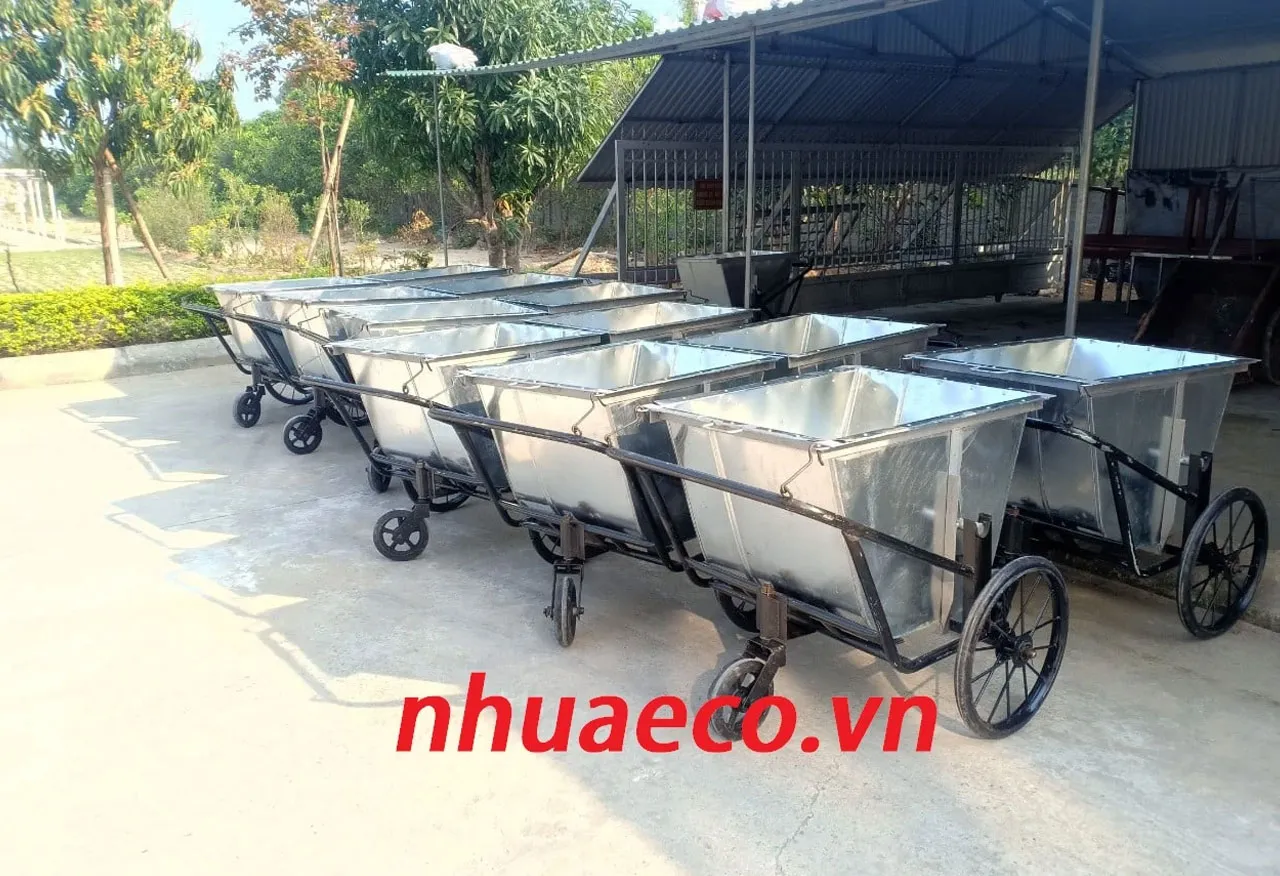 Xe thu gom rác thải nơi công cộng.