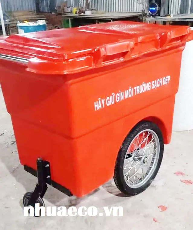Xe thu gom rác thải tập trung 660L màu đỏ.