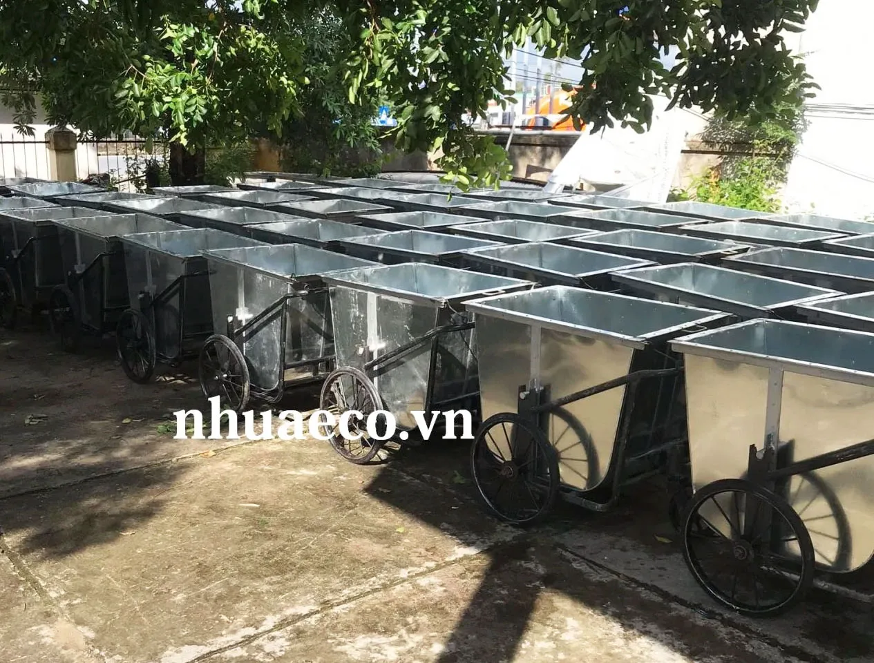 Xe gom rác đẩy tay 500 lít ống kẽm 3 bánh.