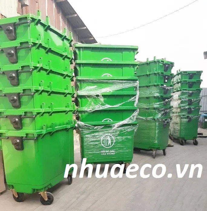 Xe thu gom rác 660 lít 4 bánh xe nhựa composite màu xanh lá.
