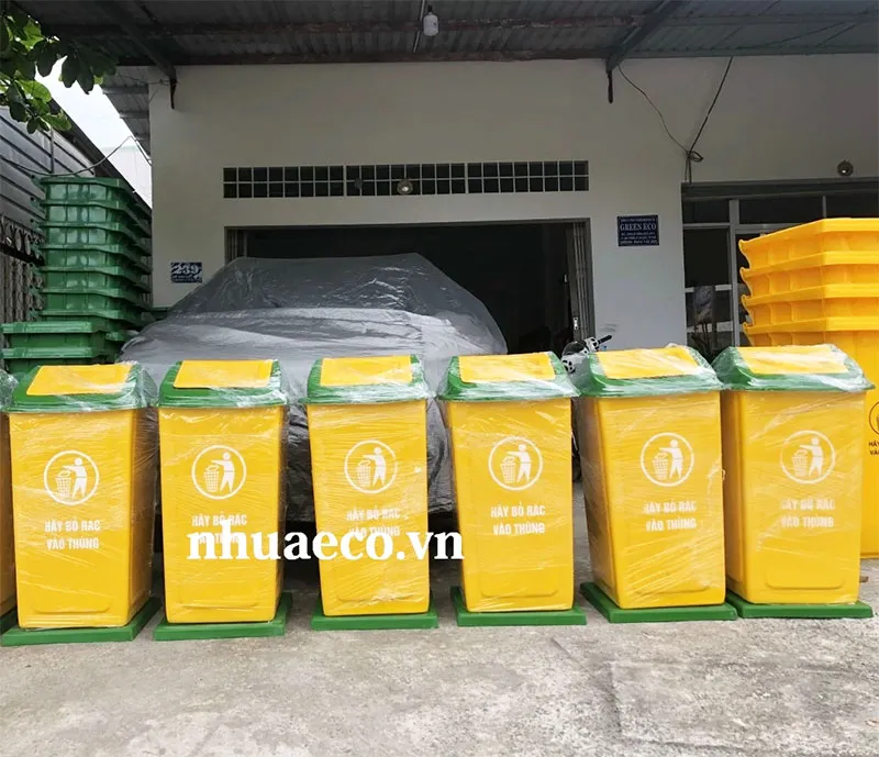 Thùng rác nhựa màu vàng đế đá dung tích 90L.