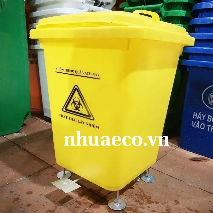 Thùng rác nhựa màu vàng.