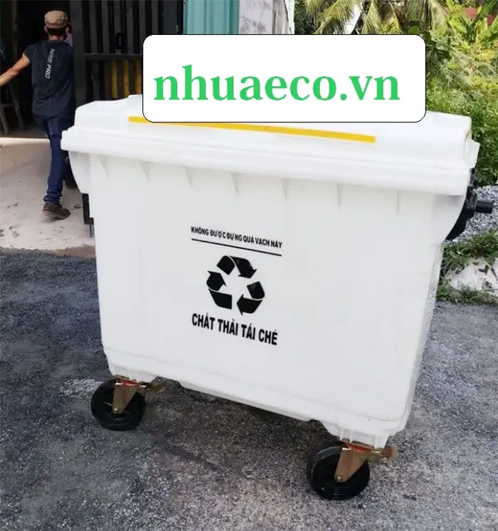 Thùng rác nhựa 660L màu trắng 4 bánh xe.
