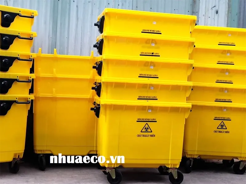Thùng rác nhựa lớn 660 lít màu vàng nắp kín 4 bánh xe.